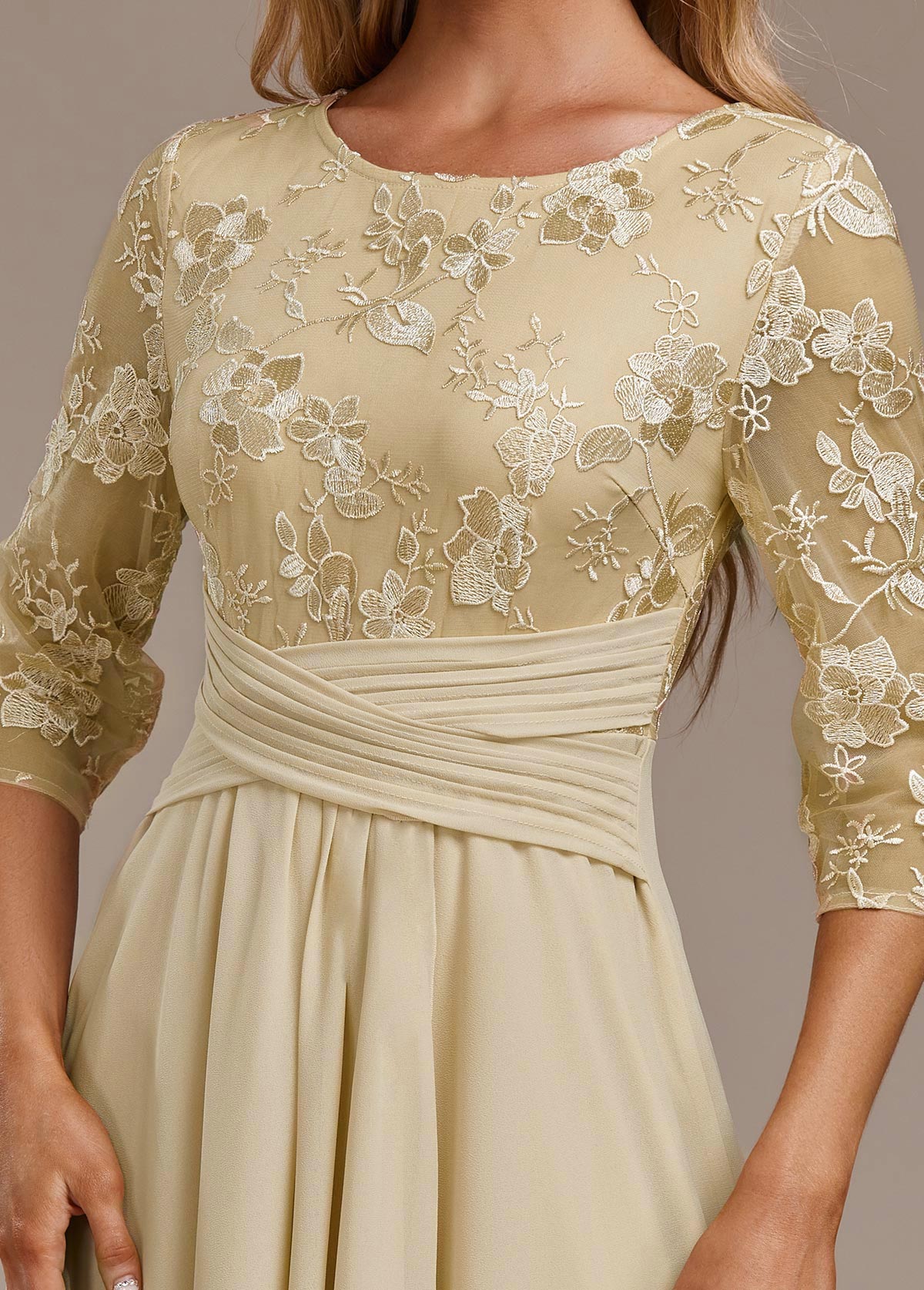 Elin™ - Champagnejurk met delicate borduursels
