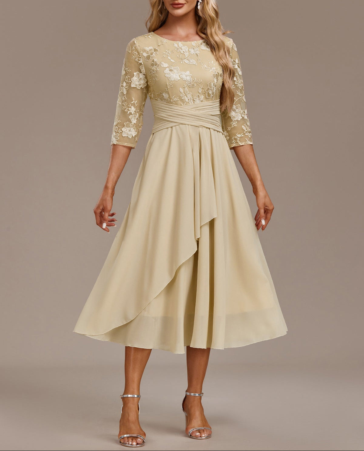Elin™ - Champagnejurk met delicate borduursels