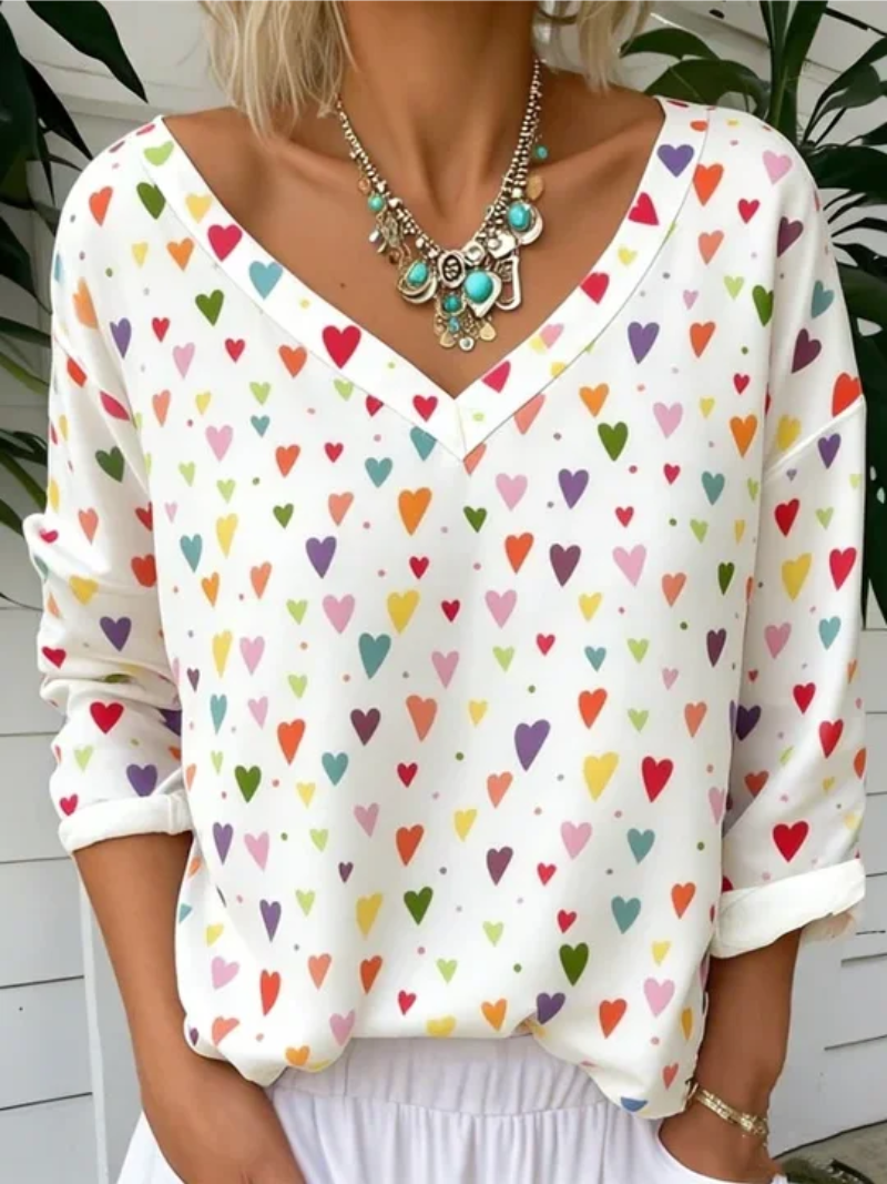 Lotte – Blouse met V-hals en hartjesprint