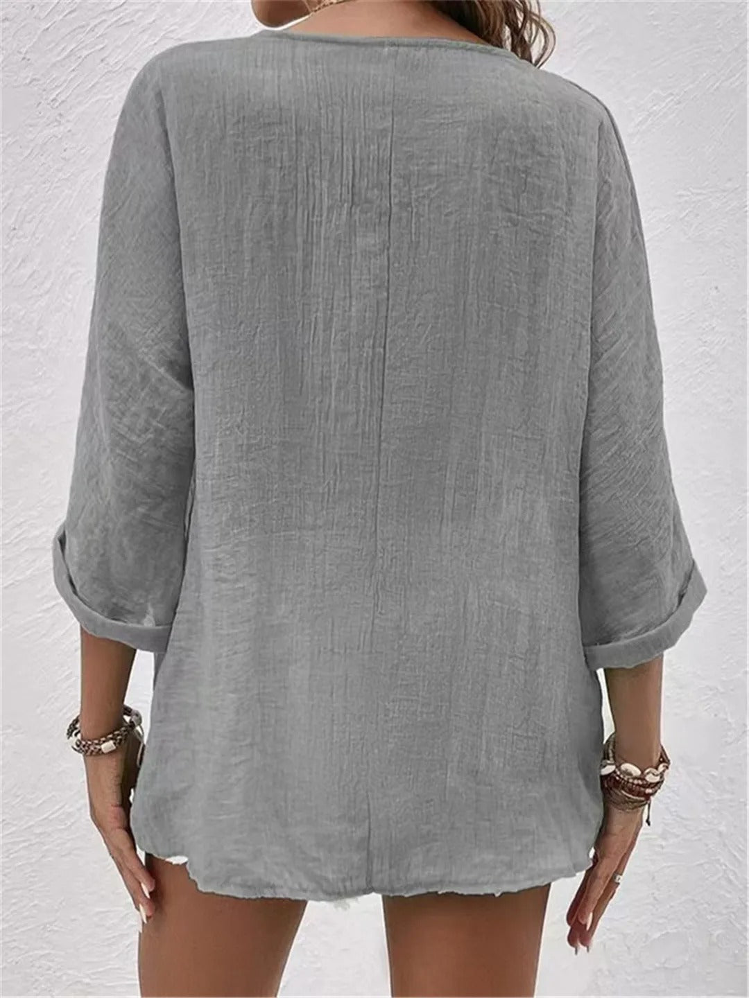 Liva – Blouse met V-hals en knopen