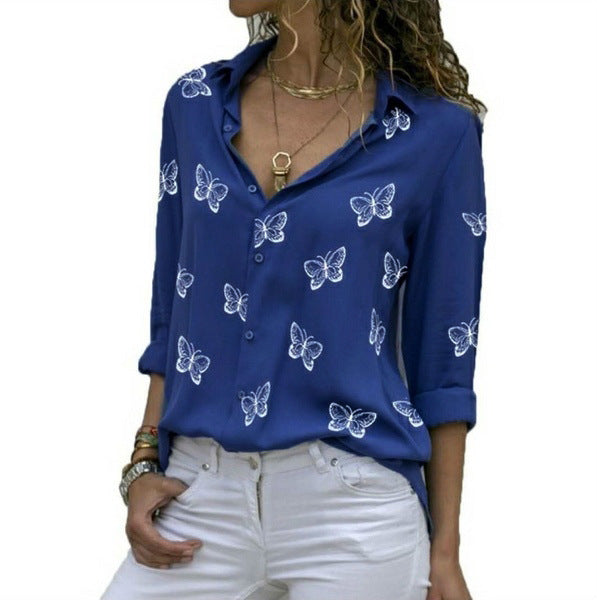 Neleia – Losvallende blouse met vlinderprint