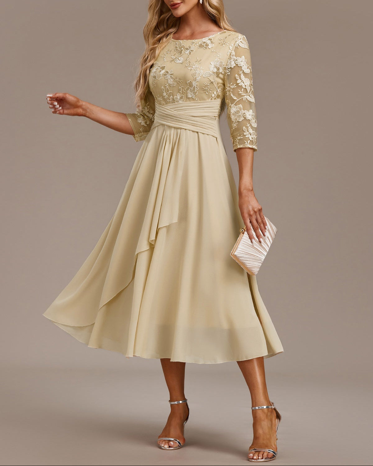 Elin™ - Champagnejurk met delicate borduursels
