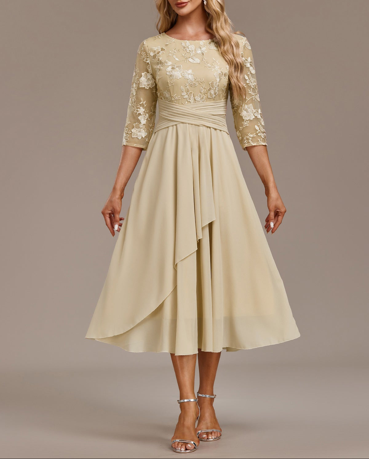 Elin™ - Champagnejurk met delicate borduursels