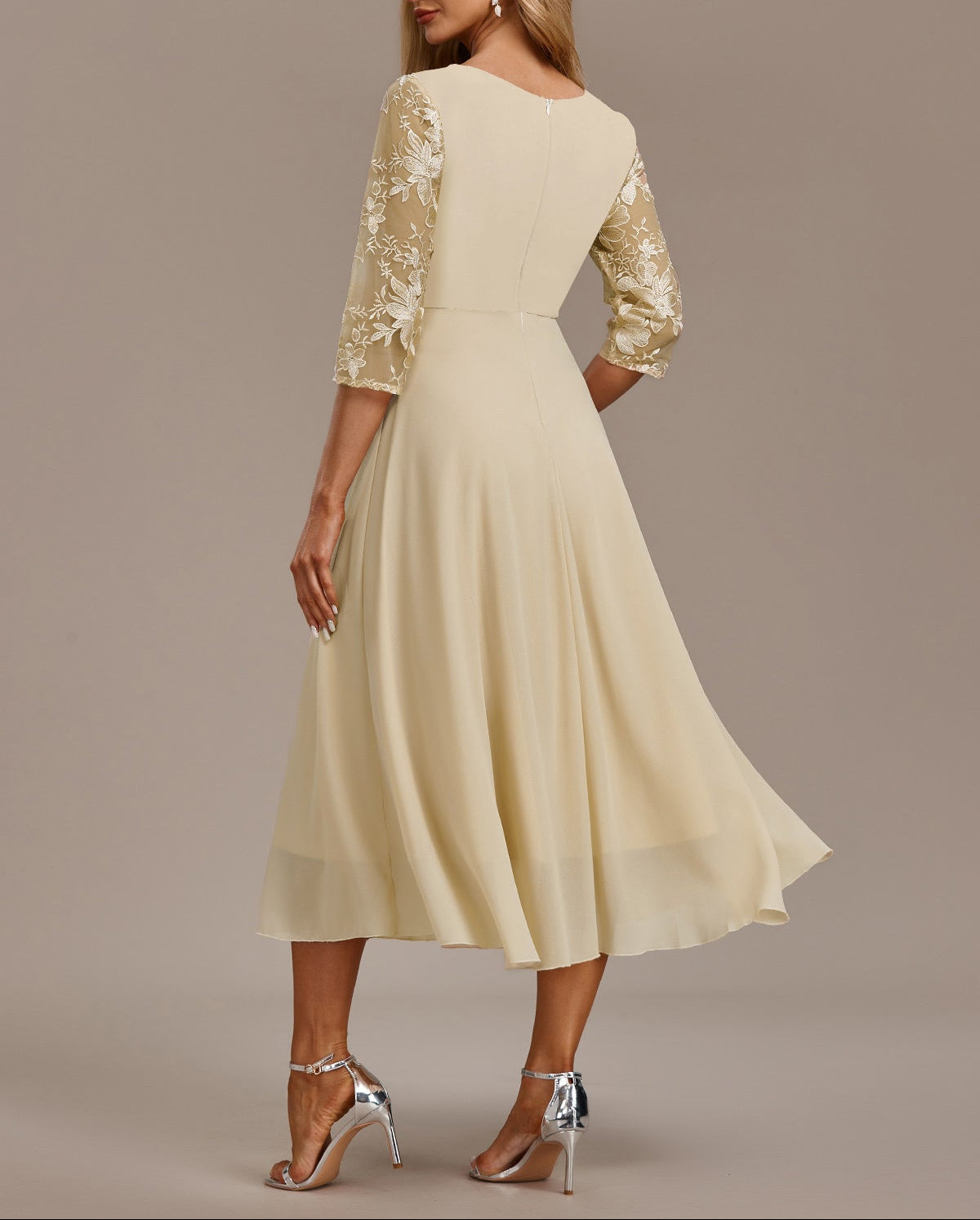 Elin™ - Champagnejurk met delicate borduursels