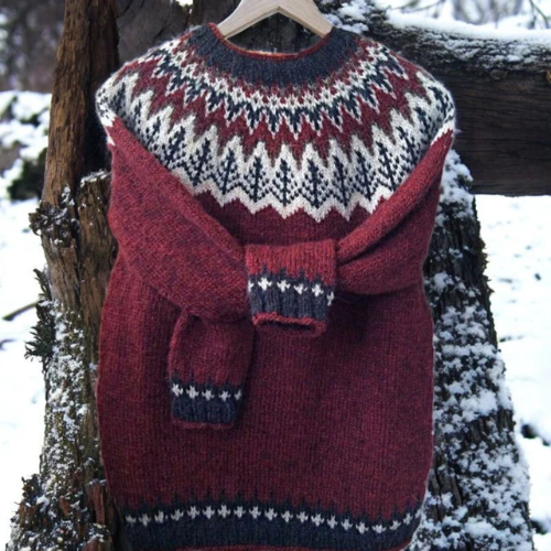 Saar – Warm sweater with classic shoulder work